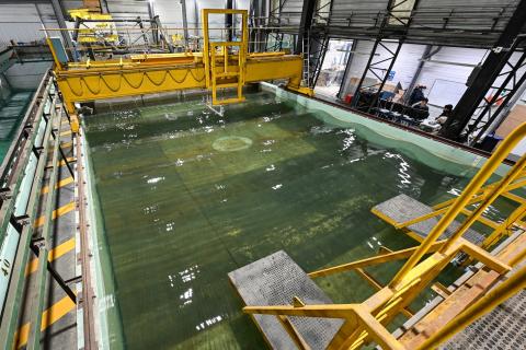 Essais de houle dans le bassin de faible profondeur
