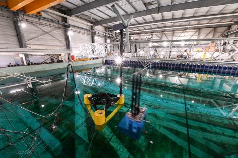 Essais d'accostage de navire de maintenance pour les éoliennes flottantes dans le bassin d'hydrodynamique et de génie océanique