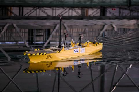 Maquette libre de navire à assistance vélique dans le bassin d'hydrodynamique et de génie océanique