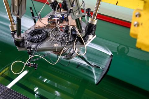 Essais de foil dans le bassin de traction